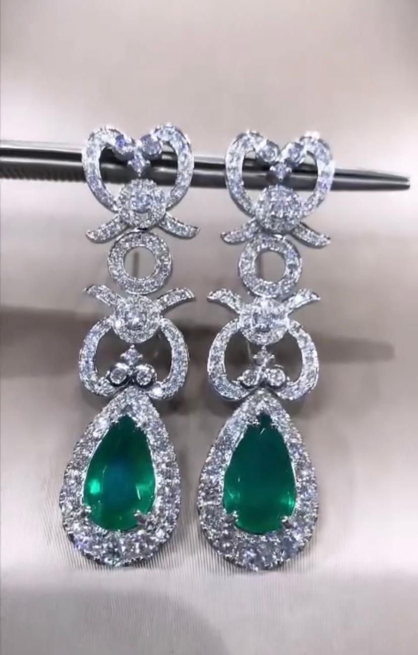Ein exquisites Paar Ohrringe, verziert mit lebhaften Smaragden und funkelnden Diamanten, schafft eine faszinierende Verschmelzung.
Diese atemberaubende Kombination symbolisiert Anmut, Luxus und einen bezaubernden Eindruck, wohin sie auch geht.
Die