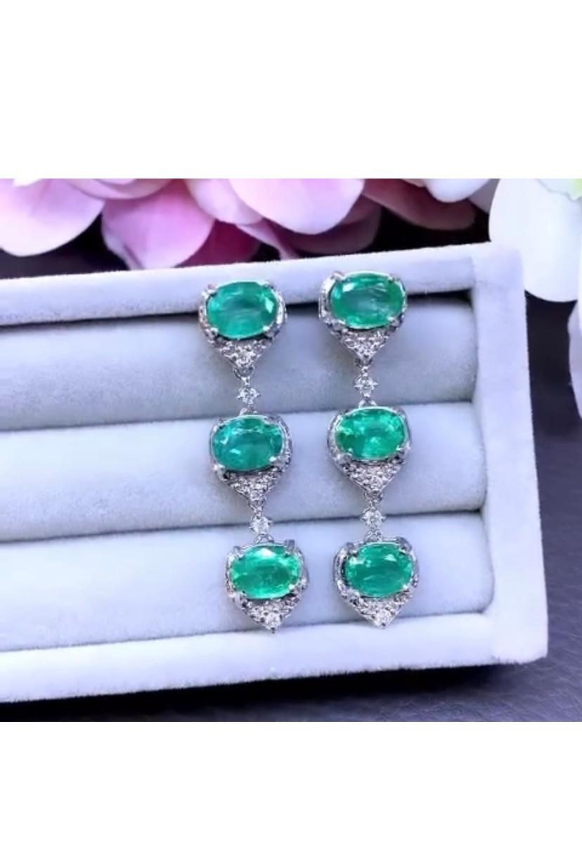 Un esclusivo paio di orecchini dal design contemporaneo, elegante e raffinato. Aggiunge un tocco di raffinatezza al tuo look.
Gli splendidi orecchini sono realizzati in oro 18k con 6 pezzi di smeraldi naturali dello Zambia, dal taglio ovale perfetto