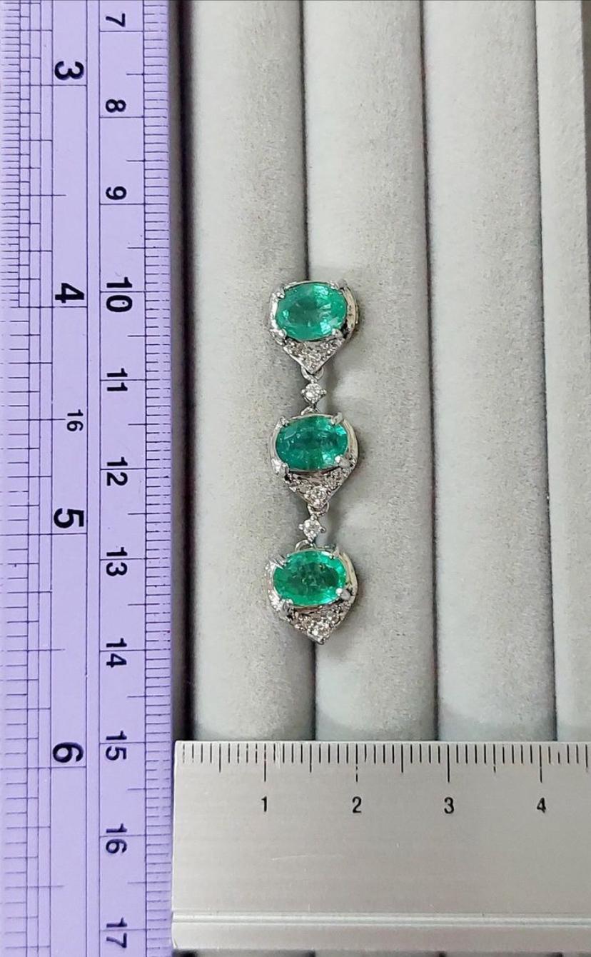Certificato AIG  7,80 carati di smeraldi dello Zambia  Orecchini con diamanti in oro 18 carati in vendita 2