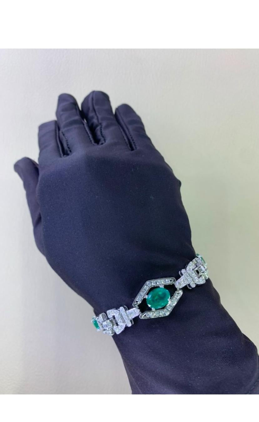 An exclusive emeralds and diamonds bracelet in original Art Decò design, so elegant and refined style.
Adorn yourself and add a touch of colors and sophistication on your look.
Magnificent bracelet come in 18k gold with 3 pieces of Natural Zambian