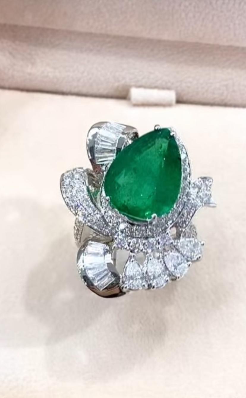 Elegant and mesmerizing, this stunning Emeralds and Diamonds , effortlessly marries the beauty of emeralds with the brilliance of diamonds . The perfect combination to add a touch of sophistication and allure to any occasion. 
Investing in hight