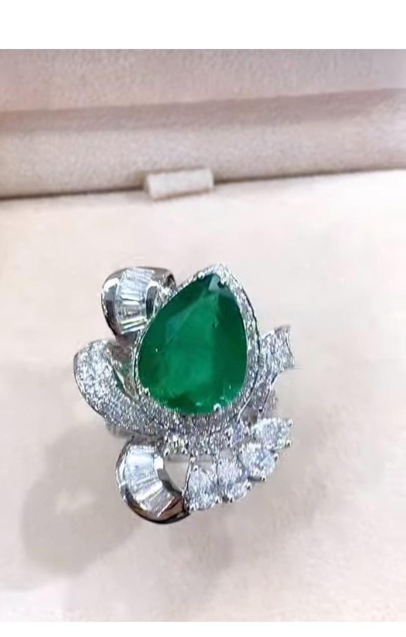 Women's AIG Certified  8.00 Carat Zambian Emerald 2.10 Ct Diamonds 18K Gold Ring For Sale