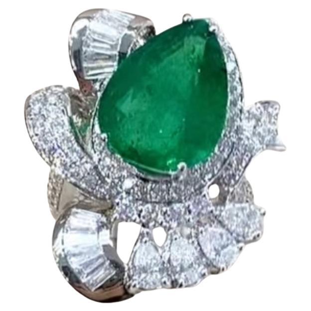 AIG Certified  8.00 Carat Zambian Emerald 2.10 Ct Diamonds 18K Gold Ring For Sale