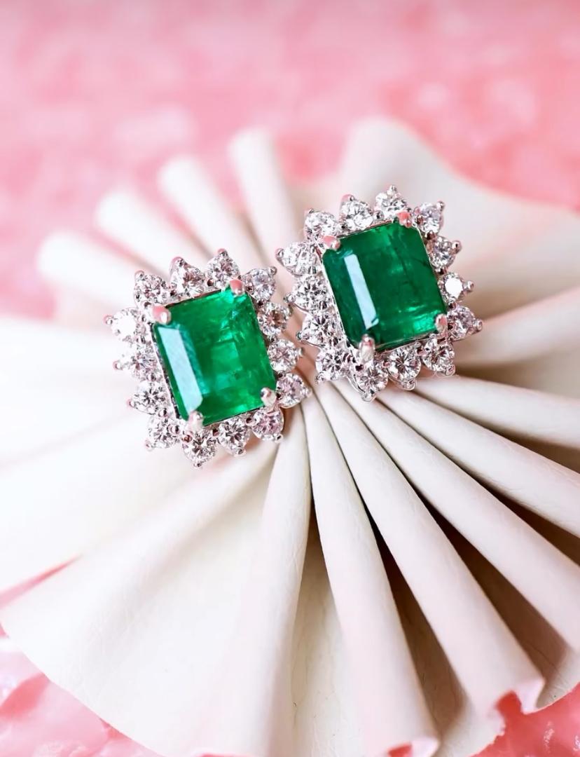 Uno squisito orecchino con smeraldi e diamanti dal design contemporaneo, dallo stile raffinato ed elegante.
Eleva la tua bellezza senza tempo e aggiungi un tocco di classe e raffinatezza al tuo look.
Gli splendidi orecchini sono realizzati in oro 18