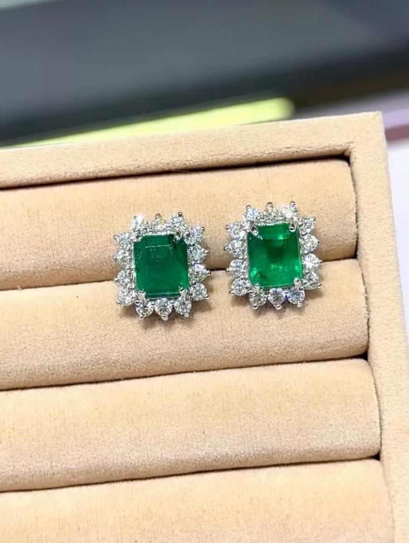 Taglio smeraldo Orecchini in oro 18K con smeraldi dello Zambia certificati AIG da 8,00 carati e 2,30 carati di diamanti in vendita