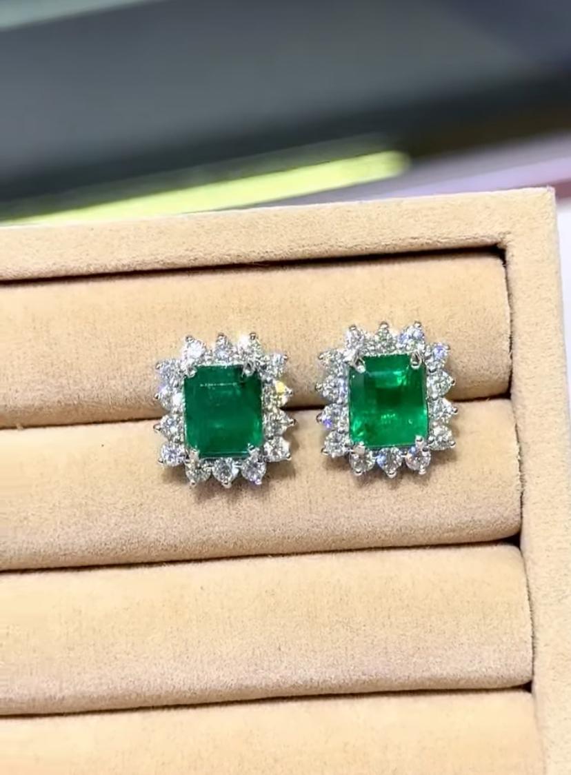 Orecchini in oro 18K con smeraldi dello Zambia certificati AIG da 8,00 carati e 2,30 carati di diamanti In condizioni Nuovo in vendita a Massafra, IT