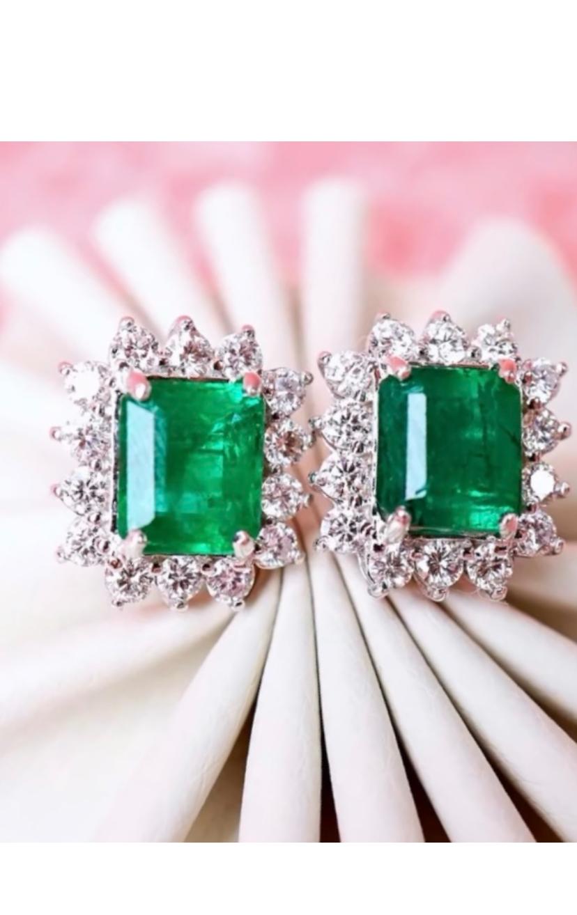 da uomo o donna Orecchini in oro 18K con smeraldi dello Zambia certificati AIG da 8,00 carati e 2,30 carati di diamanti in vendita