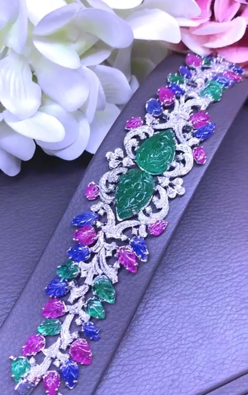 An exquisite tricolor master piece  bracelet, so colorful and lively, a very lovely design and style.
Bracelet come in 18K gold with 2 pieces of natural Untreated  Carving Zambian Emeralds, fine quality, of 25 carats;  13 pieces of natural Untreated