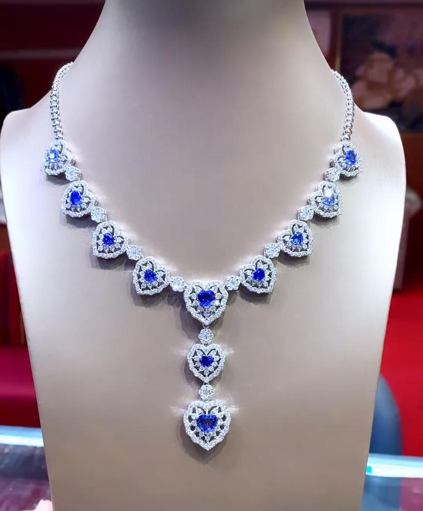Una collana mozzafiato di zaffiri e diamanti di Ceylon che emana eleganza e raffinatezza.
Il fulcro della collana è il romantico design a cuore, così raffinato e particolare, che la rende perfetta per qualsiasi occasione formale o casual. Si tratta
