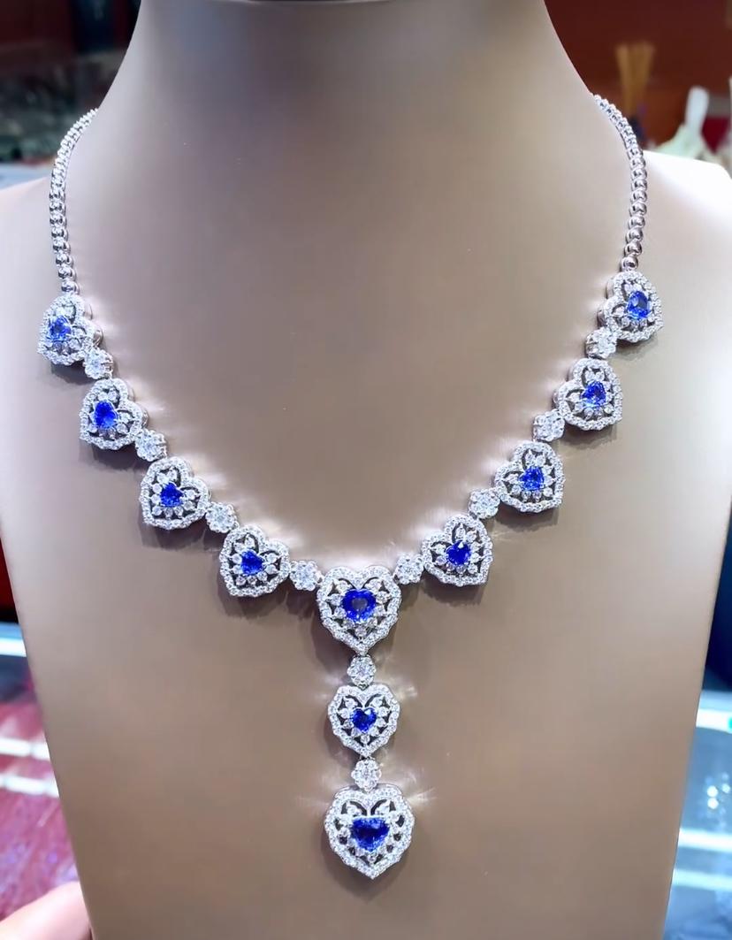 Certificato AIG  Collana in oro 18 carati con zaffiri di Ceylon da 8,40 carati e diamanti da 8,30 carati In condizioni Nuovo in vendita a Massafra, IT