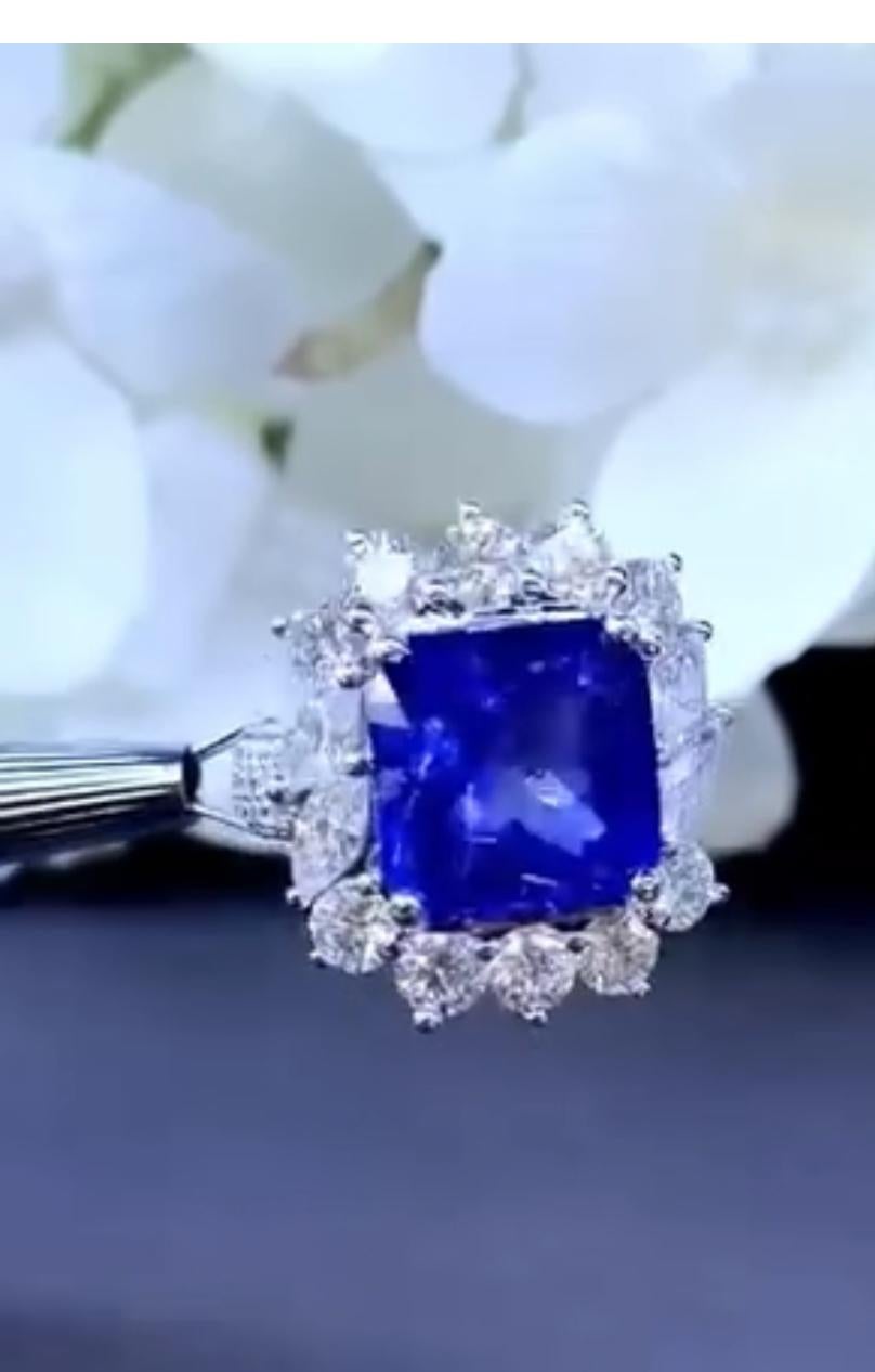 This exquisite ring feature a remarkable Sapphire gemstone and Diamonds.
The Sapphire showcase a  stunning cornflower color , captivating all who gaze upon it. Its depth and vibrancy are truly exceptional, radiating a regal allure .  Expertly cut to