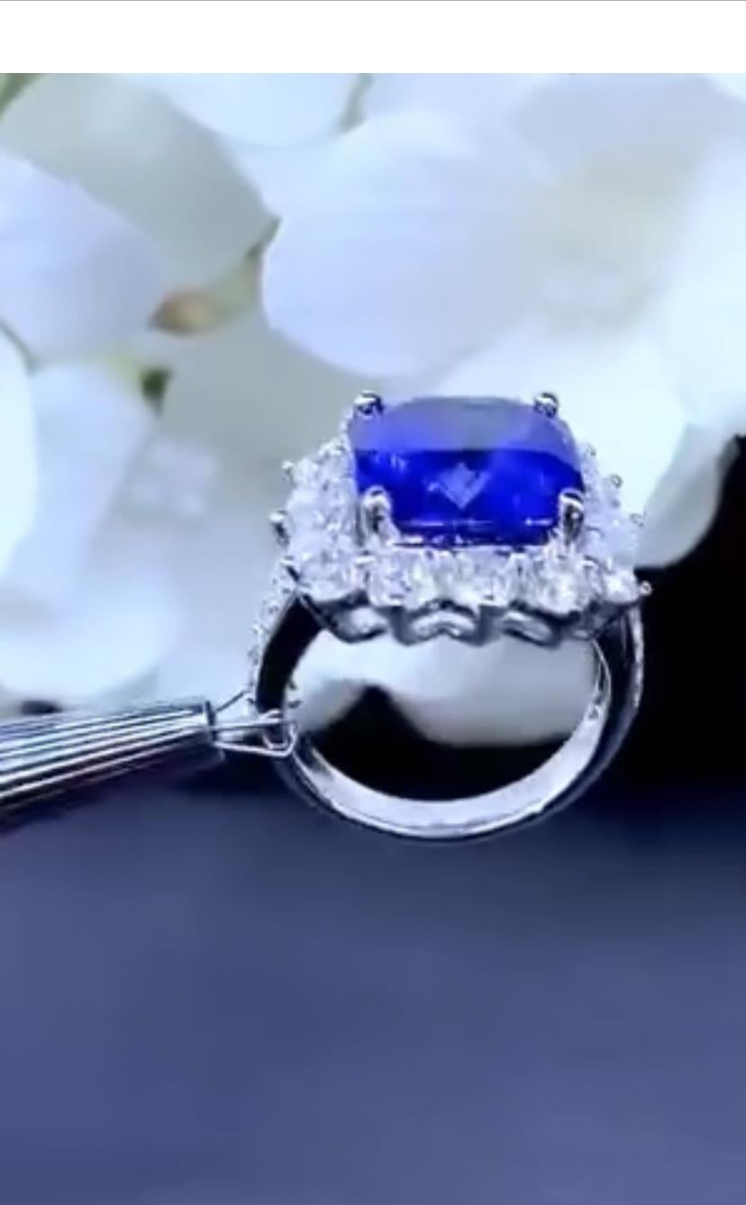 Mixed Cut AIG Certified 8.50 Carats Ceylon Sapphire 3.00 Ct Diamonds 18k Gold Ring For Sale