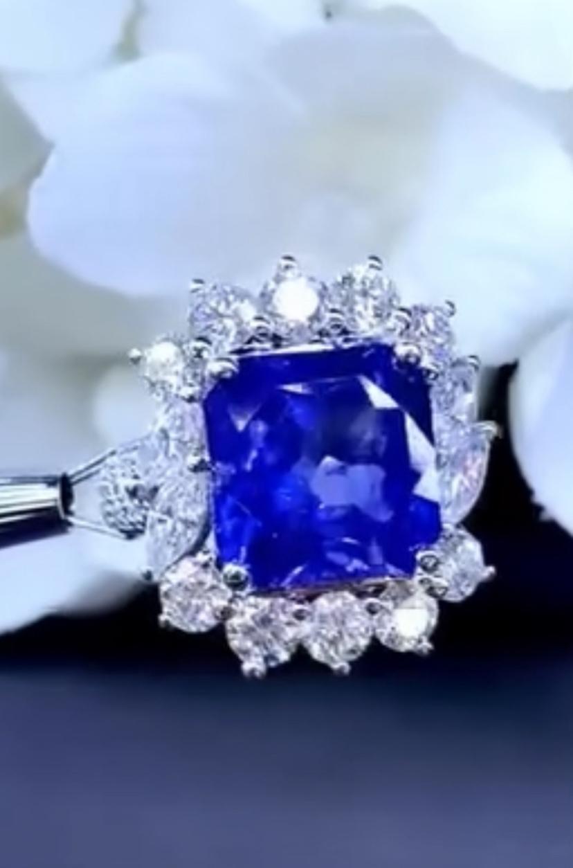 AIG Certified 8.50 Carats Ceylon Sapphire 3.00 Ct Diamonds 18k Gold Ring In New Condition For Sale In Massafra, IT
