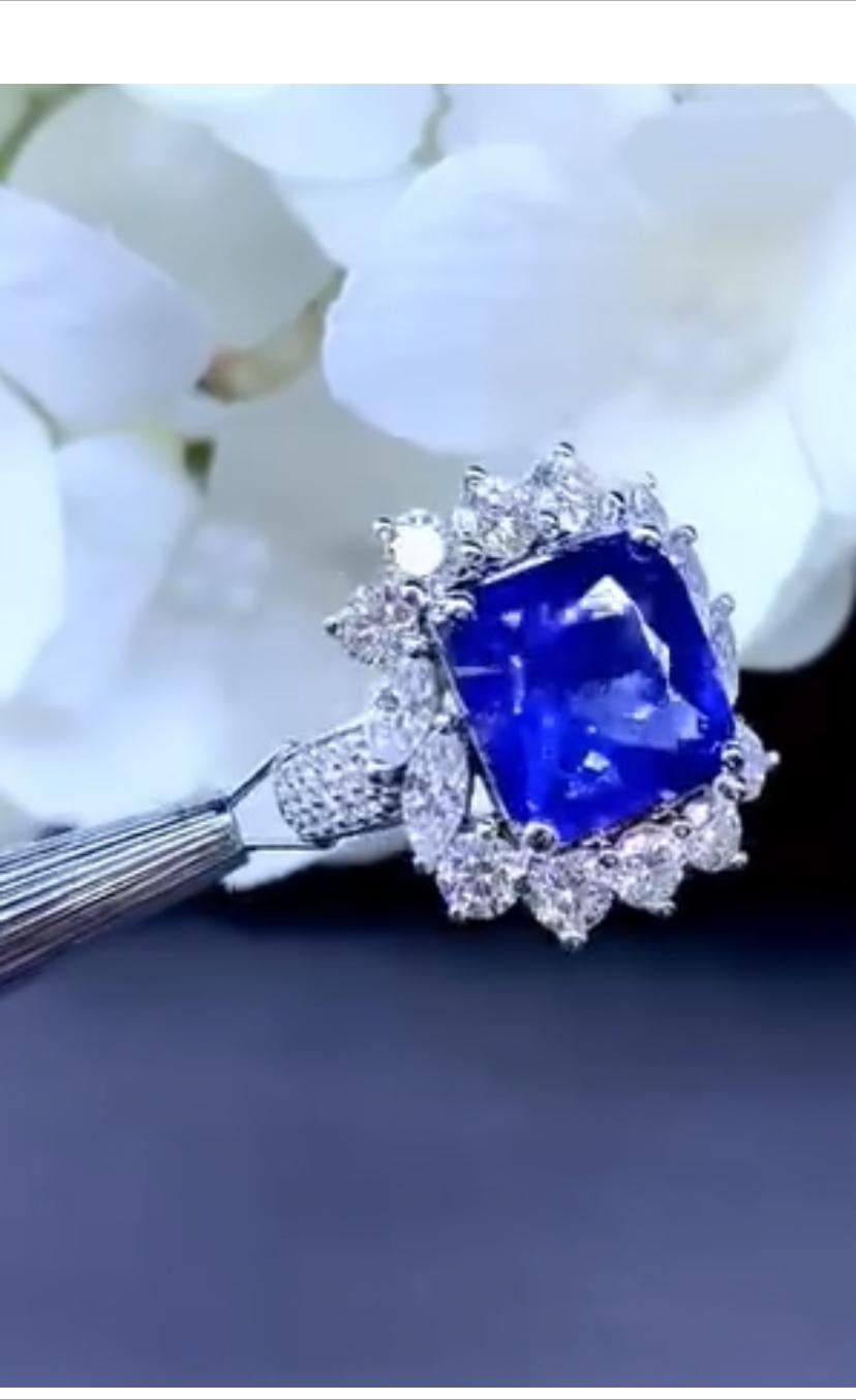 Women's AIG Certified 8.50 Carats Ceylon Sapphire 3.00 Ct Diamonds 18k Gold Ring For Sale