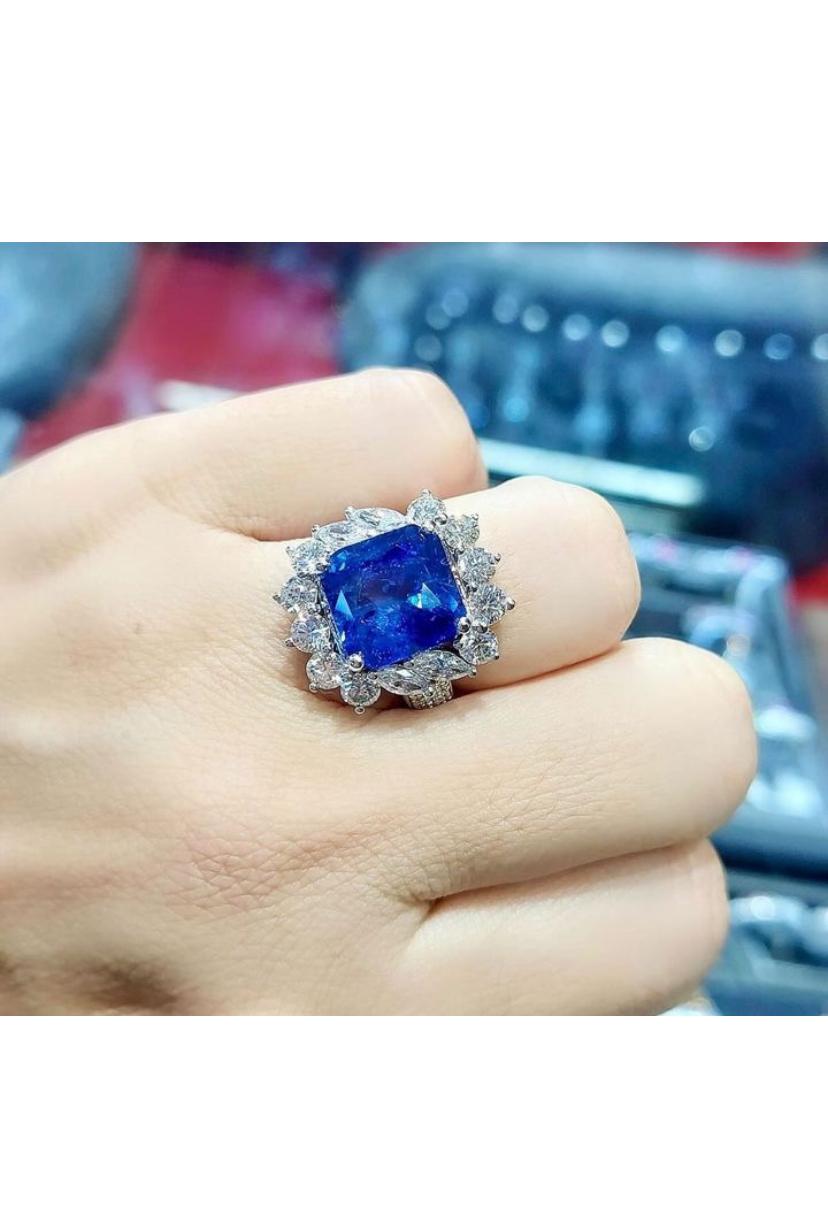 AIG Certified 8.50 Carats Ceylon Sapphire 3.00 Ct Diamonds 18k Gold Ring For Sale 2