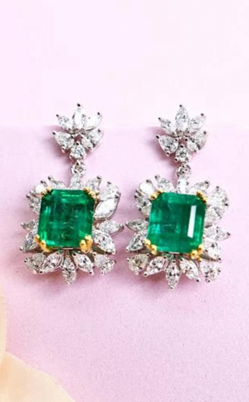 Una dichiarazione di straordinaria opulenza, questo paio di orecchini eleganti e unici mette in mostra una serie di smeraldi naturali di alta qualità, che irradiano un fascino verde intenso, abbracciati da diamanti naturali, bianchi e puliti, il