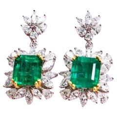 Pendientes de oro de 18 quilates con esmeraldas de Zambia certificadas AIG de 8,60 quilates y 3,80 quilates de diamantes