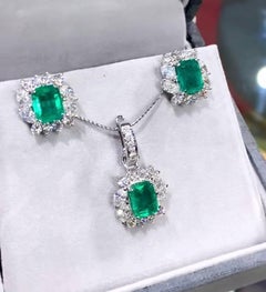 AIG Certified 8.60 Ct Zambian Emeralds 5.20 Ct Diamonds 18K Gold Set