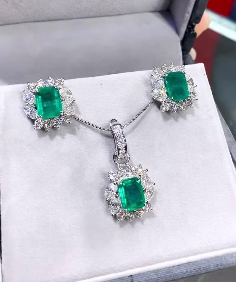 Emerald Cut AIG Certified 8.60 Ct Zambian Emeralds 5.20 Ct Diamonds 18K Gold Set For Sale