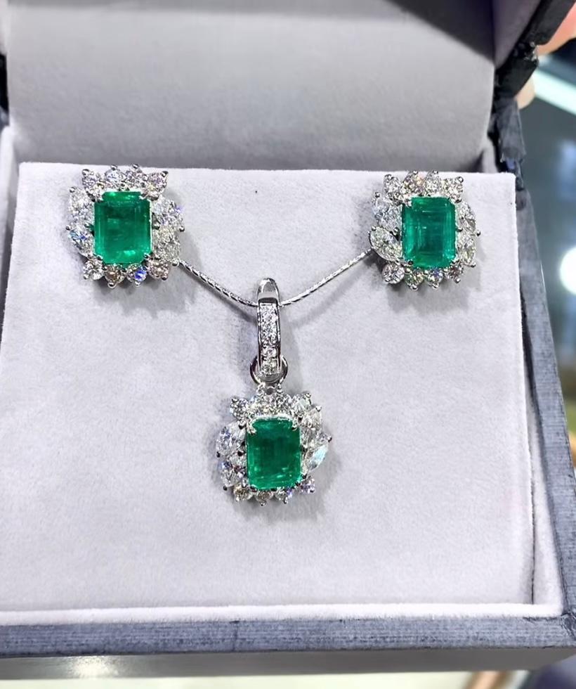 AIG Certified 8.60 Ct Zambian Emeralds 5.20 Ct Diamonds 18K Gold Set In New Condition For Sale In Massafra, IT