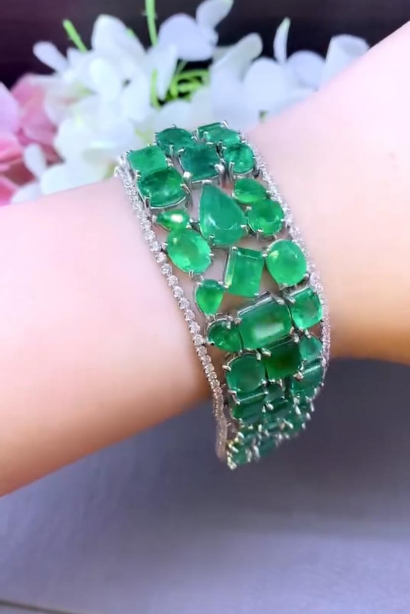Mixed Cut AIG Certified 86.00 Ct Zambian Emeralds  Diamonds 18K Gold Bracelet For Sale