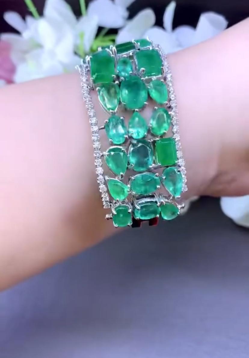 AIG Certified 86.00 Ct Zambian Emeralds  Diamonds 18K Gold Bracelet In New Condition For Sale In Massafra, IT