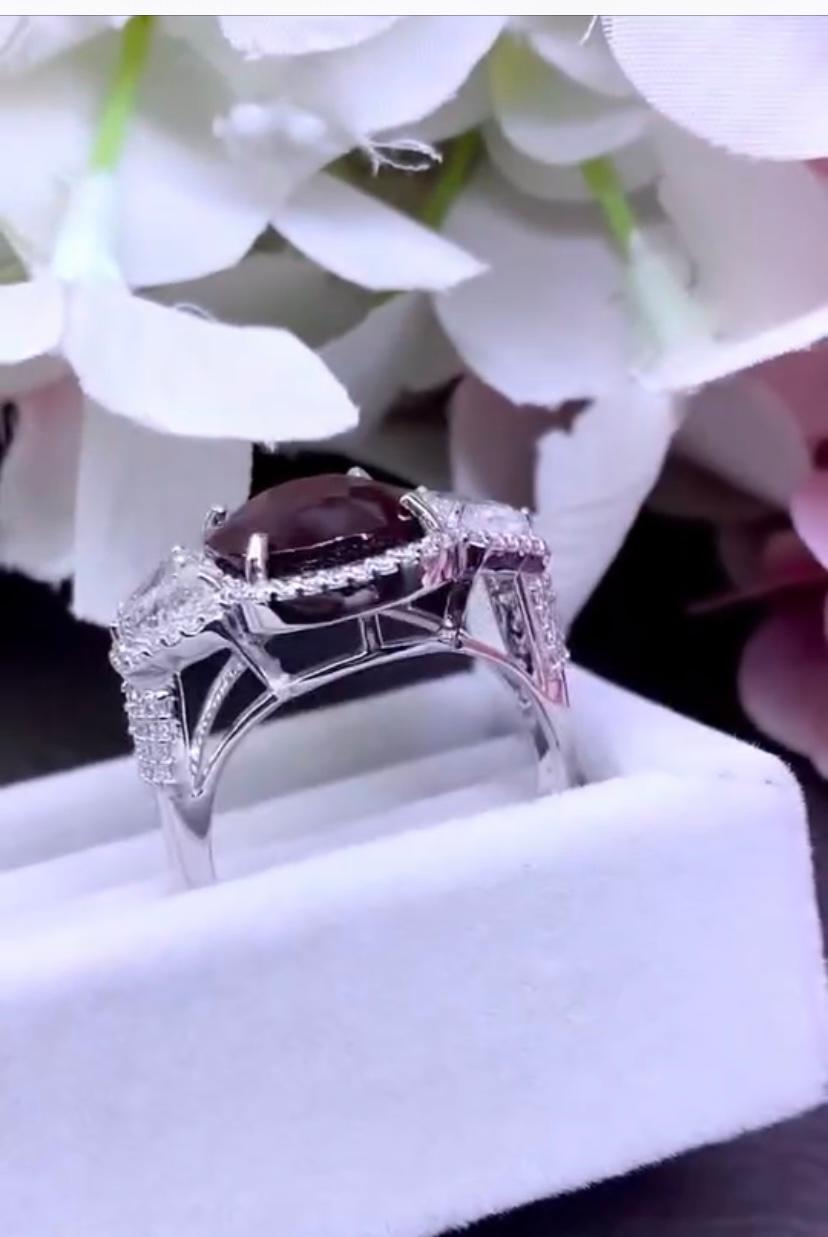 Taglio ovale Tormalina rubellite certificata AIG da 8,70 carati  Anello con 2,90 carati di diamanti in oro 18k in vendita