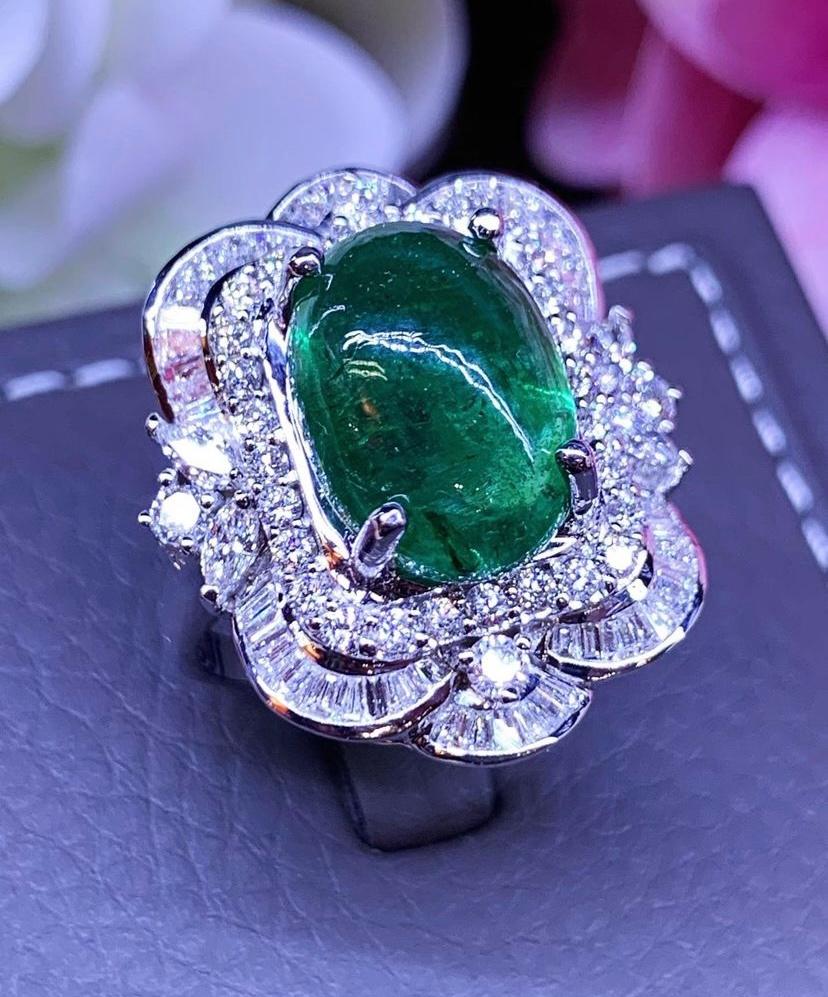 An exquisite ring in Art Deco style , so chic and refined, a classic design perfect for all events.
Ring come in 18k gold with a fabulous Zambia emerald, cabochon cut of 8,78 carats, fine quality, and round and baguettes cut diamonds of 2,15