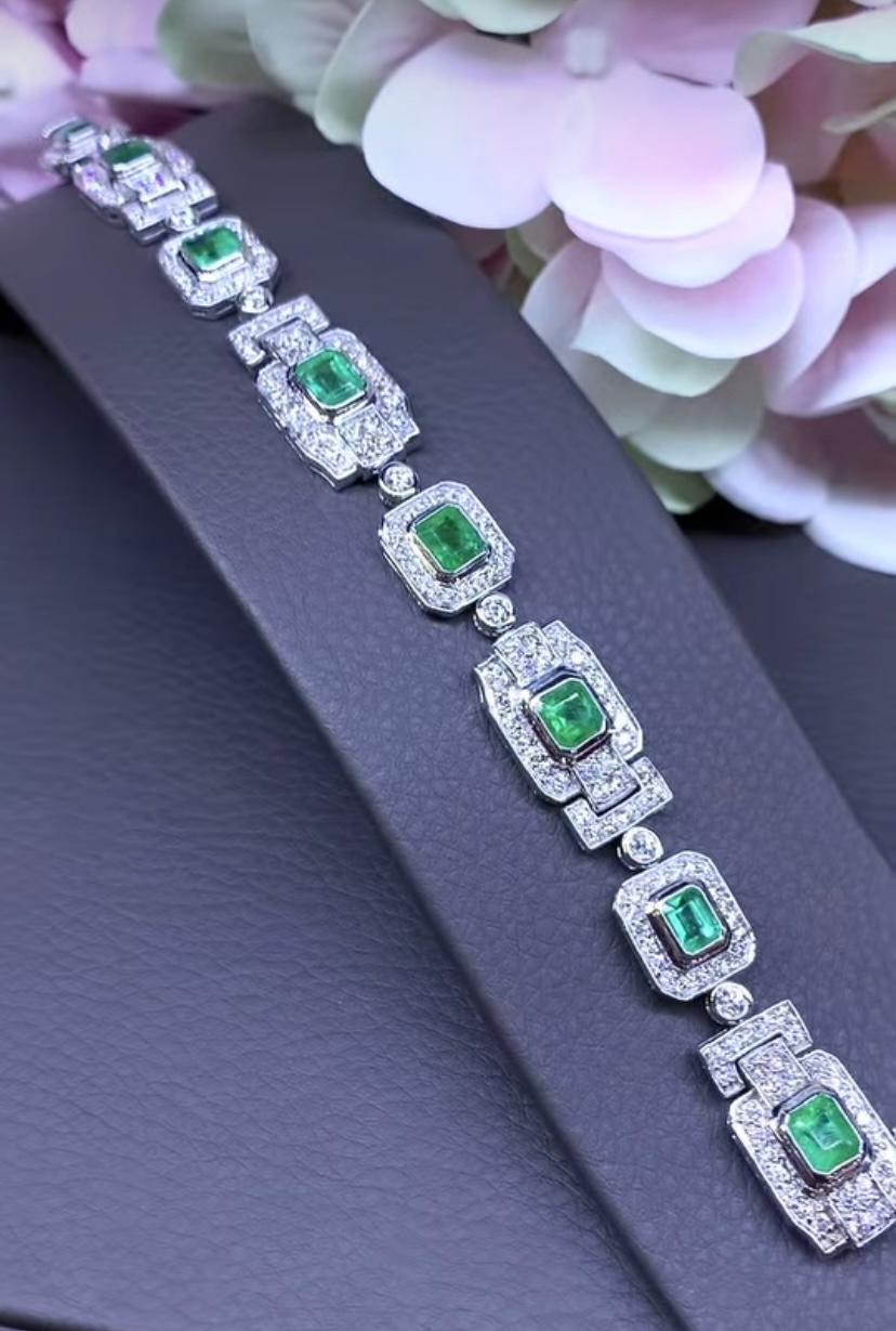 Espectacular  Pulsera de diseño Art Déco con esmeraldas y diamantes.
Las Esmeraldas Colombianas son conocidas por su impresionante color y son muy apreciadas por su rareza y belleza.
También se cree que tienen propiedades curativas, que aportan