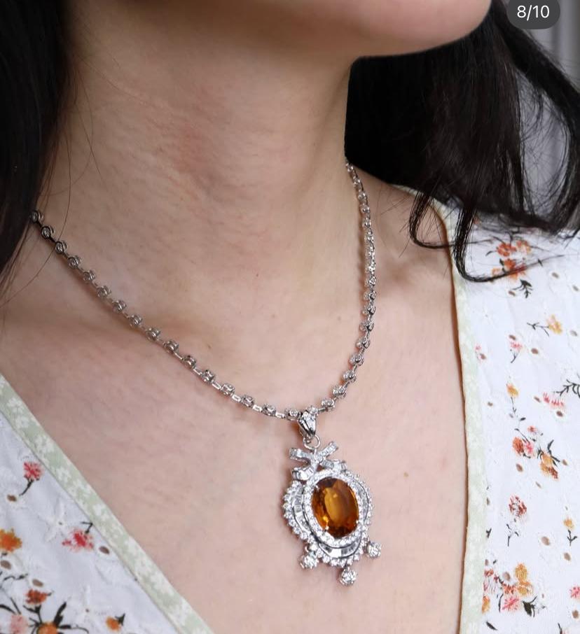 Donna Ciondolo in oro 18K con zaffiro thailandese certificato AIG da 8,90 carati e 4,40 carati di diamanti in vendita