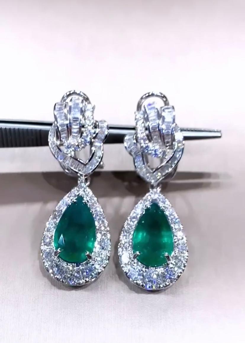 Boucles d'oreilles uniques et élégantes en émeraudes et diamants. Les émeraudes sont disposées de manière à former de délicates  entouré de diamants scintillants qui ajoutent une touche de sophistication. 
L'artisanat complexe et les couleurs vives