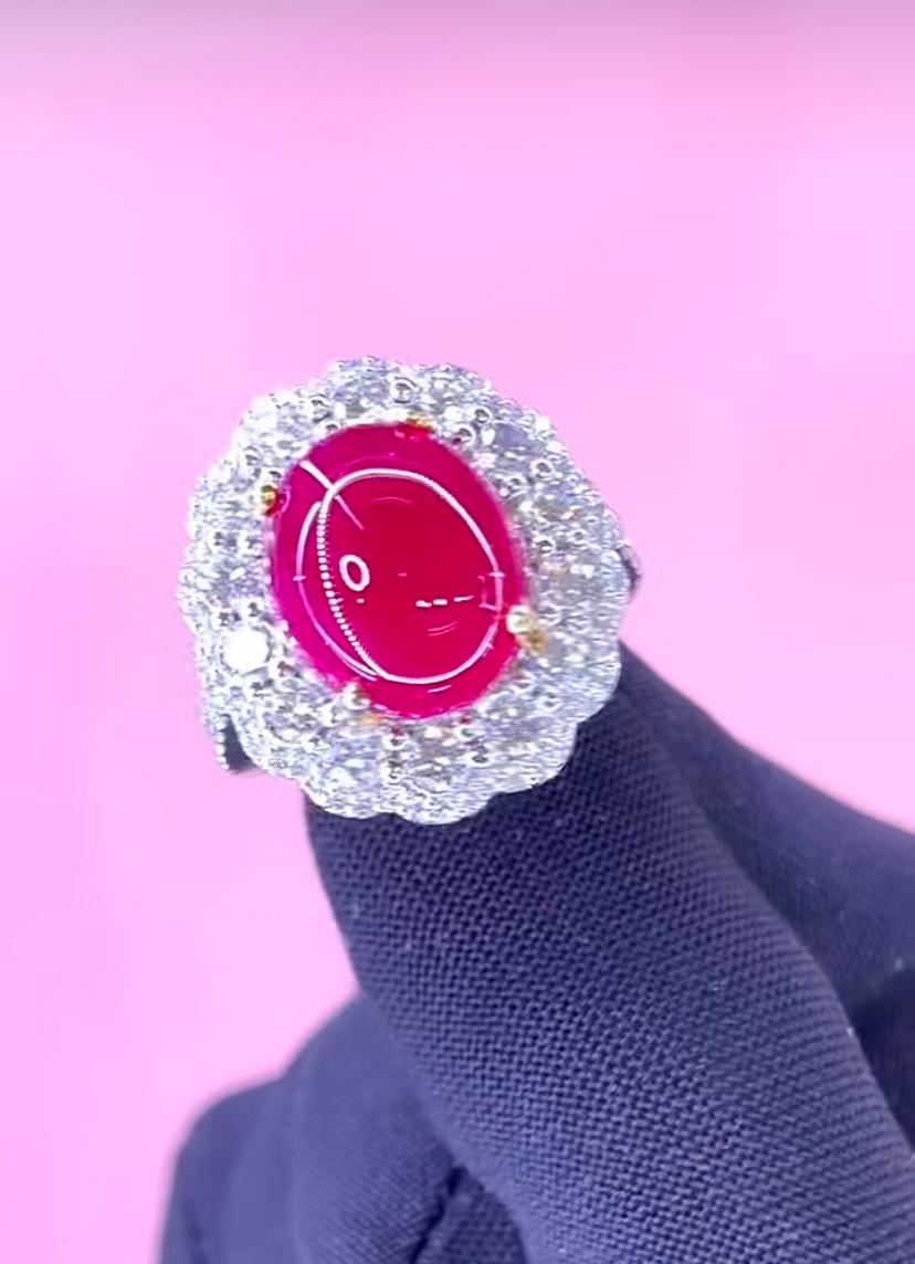 Uno squisito anello da cocktail con rubini e diamanti.
Il rubino di questo affascinante anello è di un colore radioso, che emana una vibrazione accattivante. Il suo colore sorprendente è davvero seducente, attira immediatamente l'attenzione e lascia