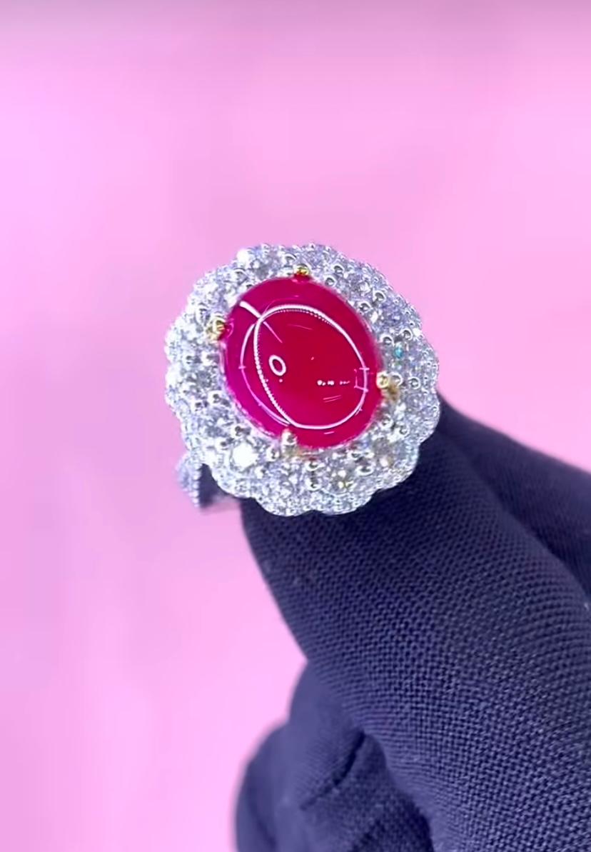 Cabochon Anello in oro 18 carati con rubino di Birmania certificato AIG da 8,90 carati e 1,90 carati di diamanti in vendita
