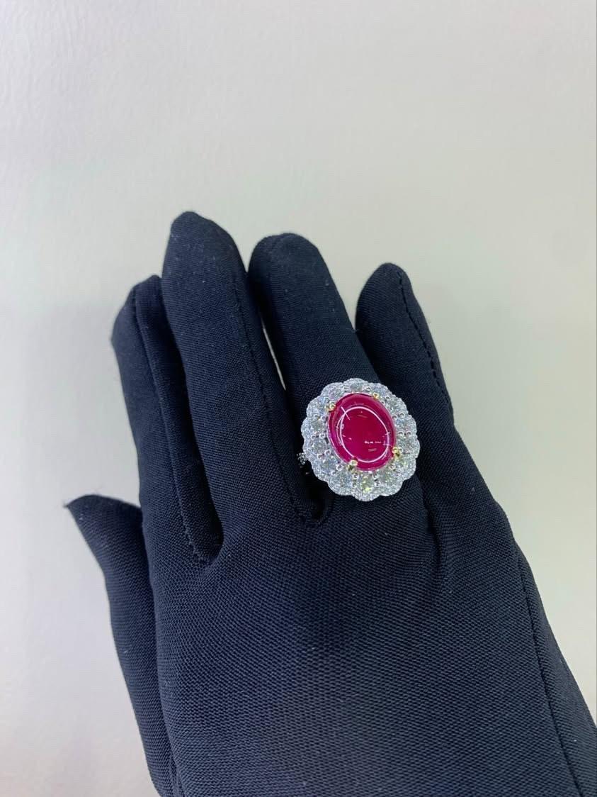 Anello in oro 18 carati con rubino di Birmania certificato AIG da 8,90 carati e 1,90 carati di diamanti in vendita 2