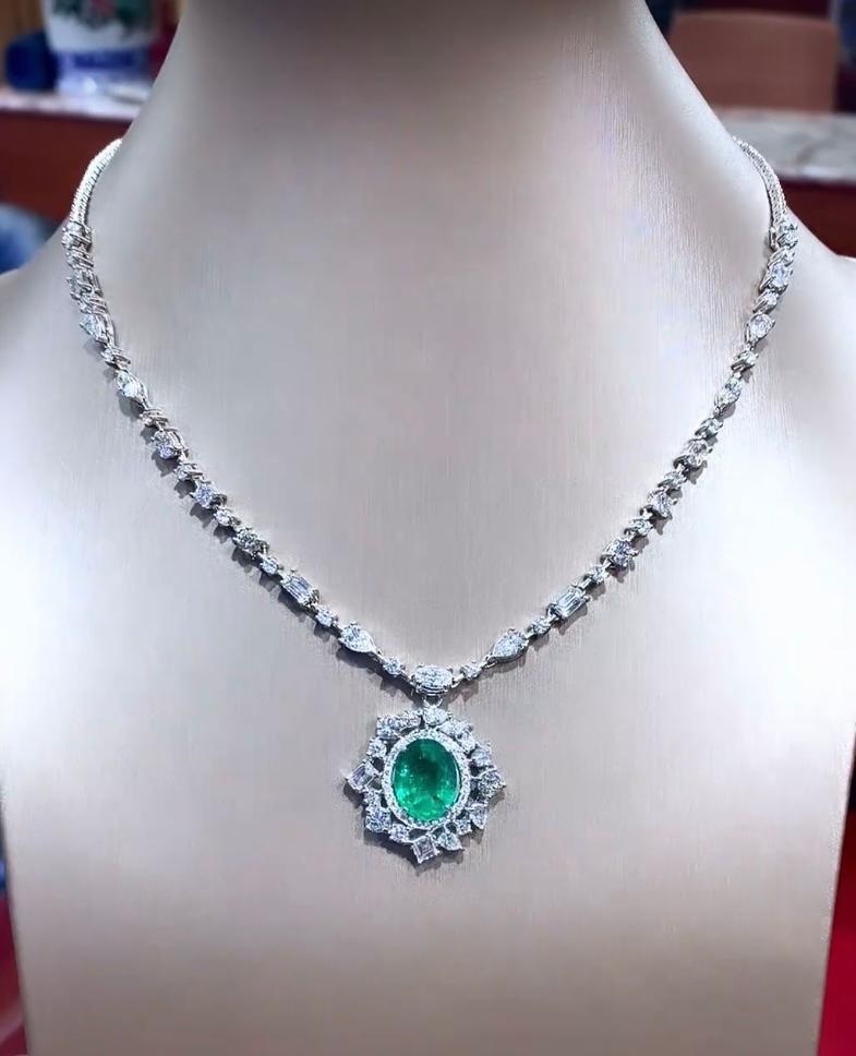 Oval Cut AIG Certified 8.90 Ct Diamonds  4.40 Ct Zambian Emerald 18K Gold Necklace  For Sale