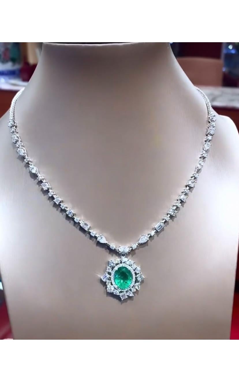 AIG Certified 8.90 Ct Diamonds  4.40 Ct Zambian Emerald 18K Gold Necklace  In New Condition For Sale In Massafra, IT