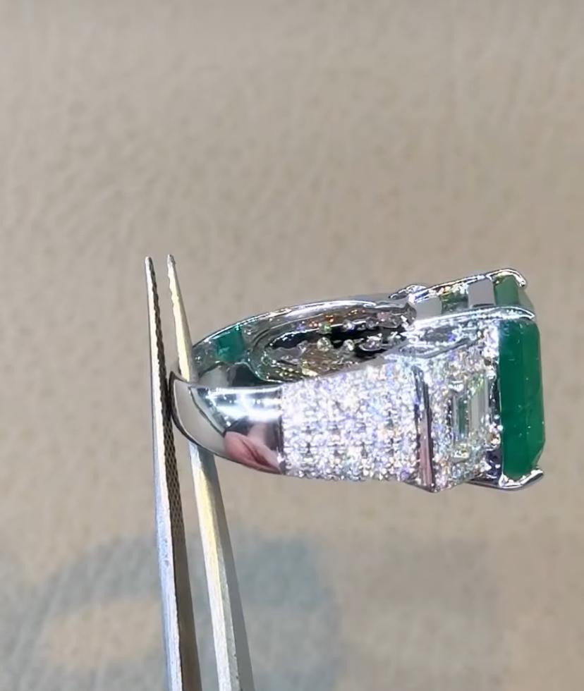 Uno squisito anello con smeraldo e diamanti dall'adorabile design contemporaneo, così moderno e glamour.
Eleva la tua bellezza senza tempo e aggiungi un tocco di colore e raffinatezza al tuo look.
Il magnifico anello è realizzato in oro 18 carati