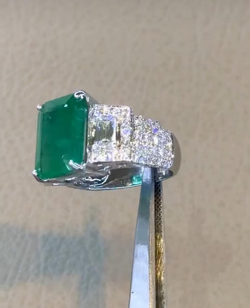 Taglio smeraldo Anello con smeraldi dello Zambia da 8,90 carati certificati AIG e diamanti da 1,00 carati certificati GIA in vendita