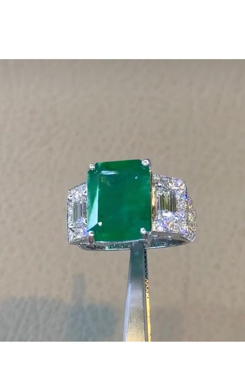 Anello con smeraldi dello Zambia da 8,90 carati certificati AIG e diamanti da 1,00 carati certificati GIA In condizioni Nuovo in vendita a New Delhi, Delhi