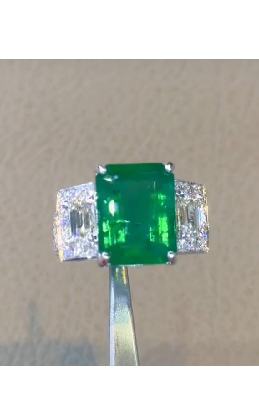 Anello con smeraldi dello Zambia da 8,90 carati certificati AIG e diamanti da 1,00 carati certificati GIA in vendita 1