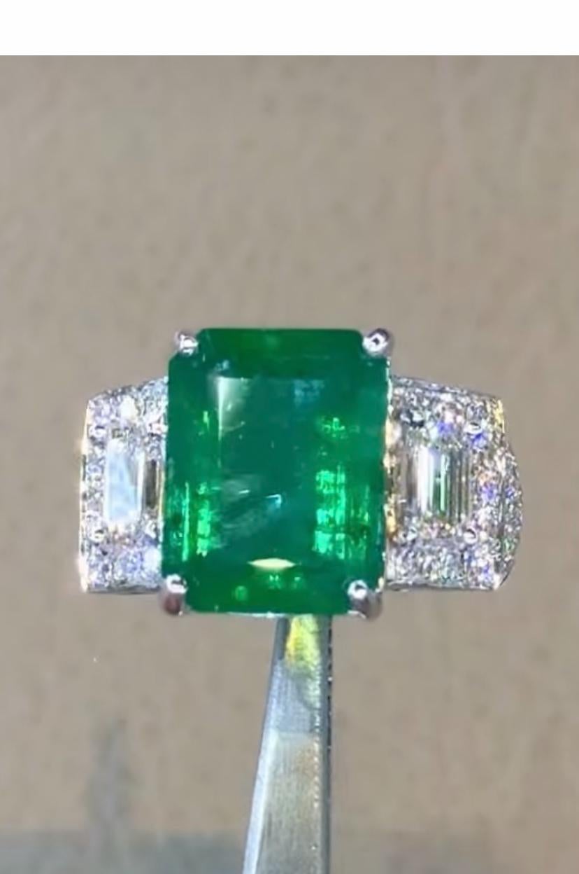 Anello con smeraldi dello Zambia da 8,90 carati certificati AIG e diamanti da 1,00 carati certificati GIA in vendita 2