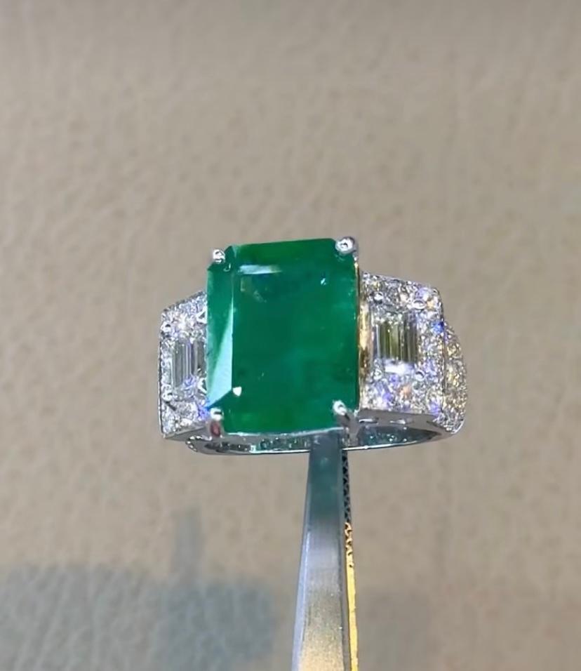 Anello con smeraldi dello Zambia da 8,90 carati certificati AIG e diamanti da 1,00 carati certificati GIA in vendita 3