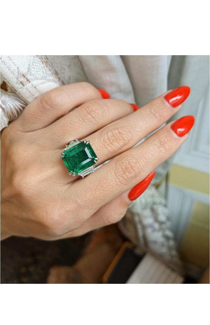 Emerald Cut IGI Certified 9.00 Carat Zambian Emerald Diamonds 18K Gold Ring For Sale