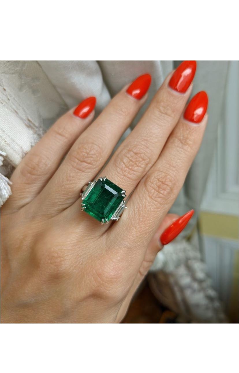 Women's IGI Certified 9.00 Carat Zambian Emerald Diamonds 18K Gold Ring For Sale