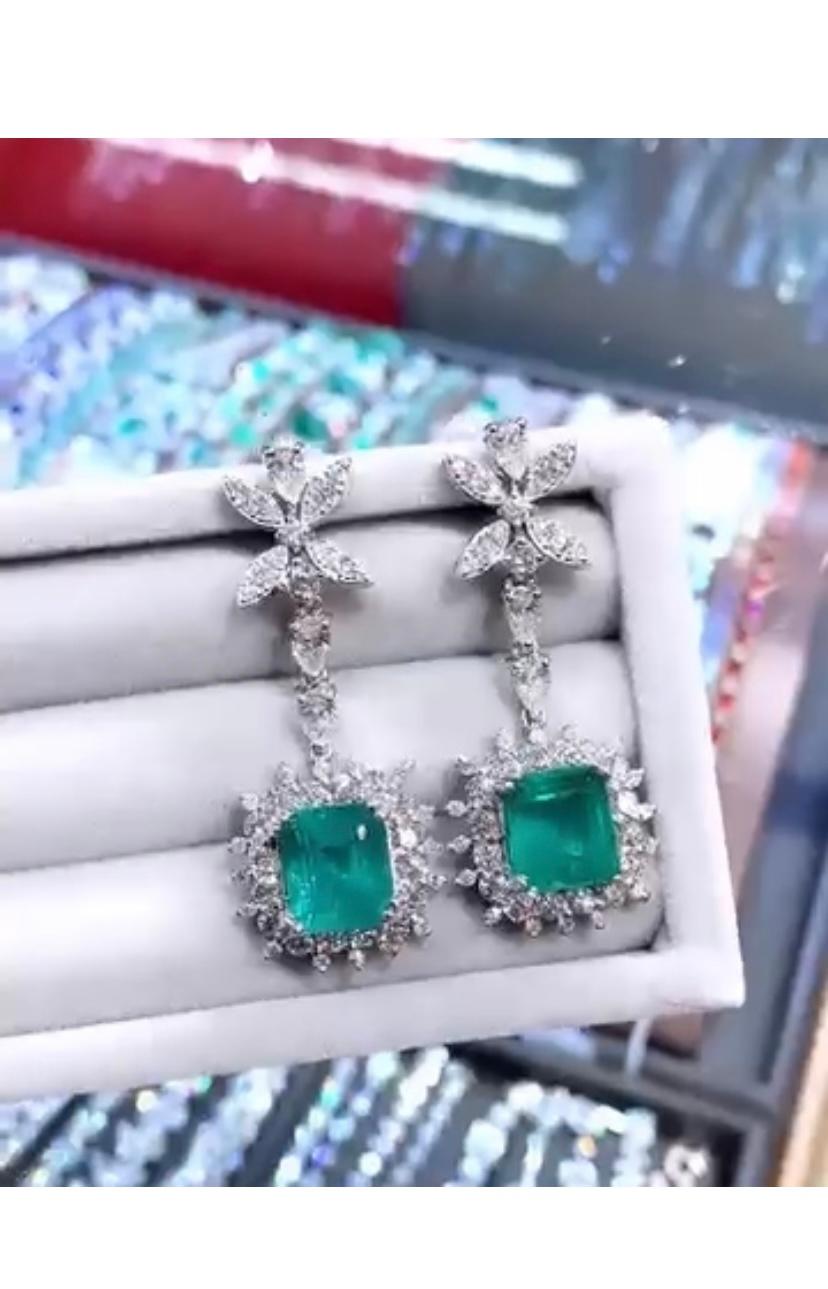 Una coppia di Elegiaci e Diamanti, una squisita dimostrazione di eleganza.
Questa splendida combinazione crea un pezzo accattivante che valorizza qualsiasi ensemble con il suo fascino lussuoso e sofisticato. Aggiunge  un tocco di eleganza e classe