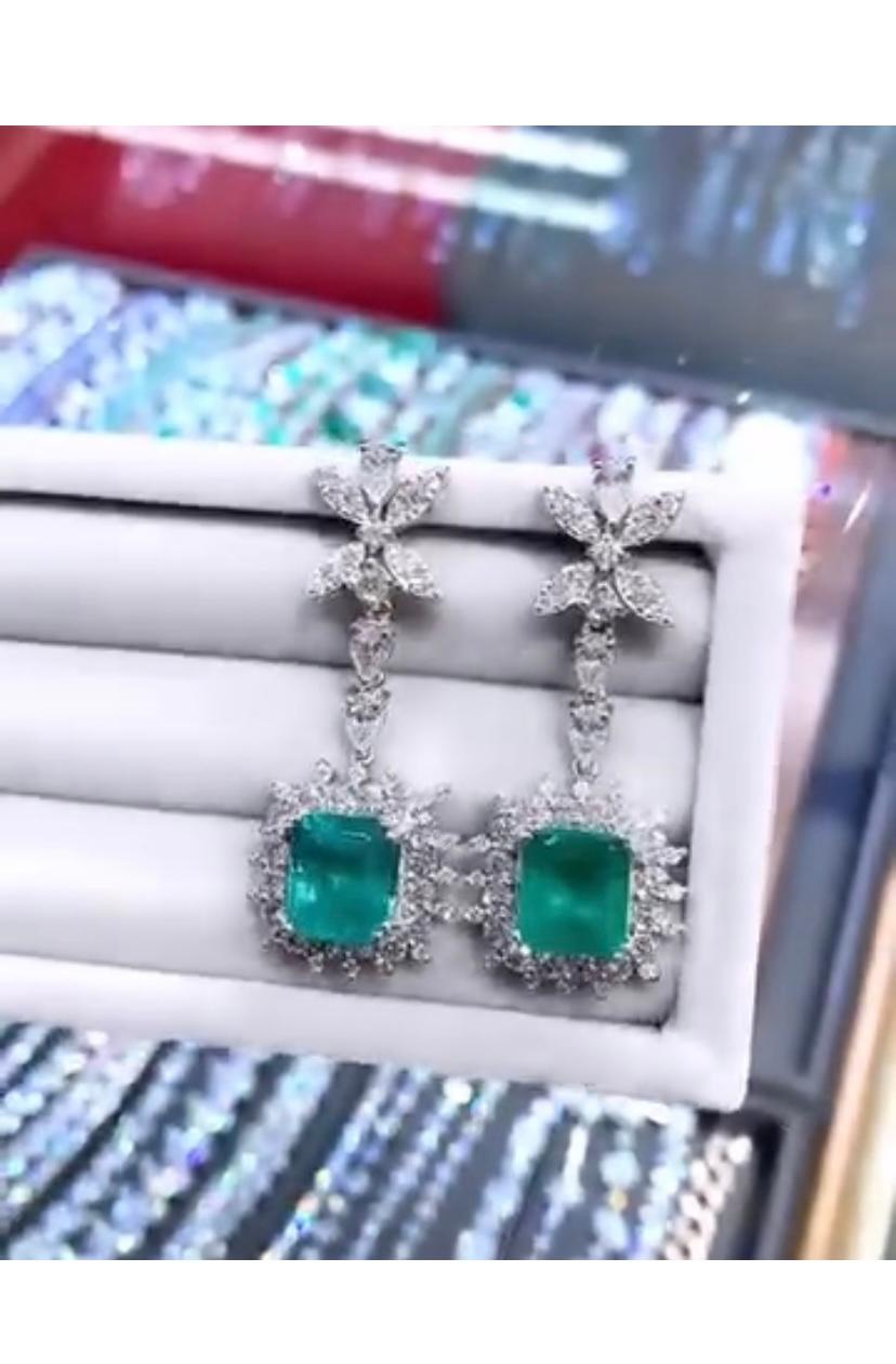 Taglio smeraldo Smeraldi dello Zambia certificati AIG da 9.00 carati  Orecchini con diamanti da 4,00 carati in oro 18k in vendita
