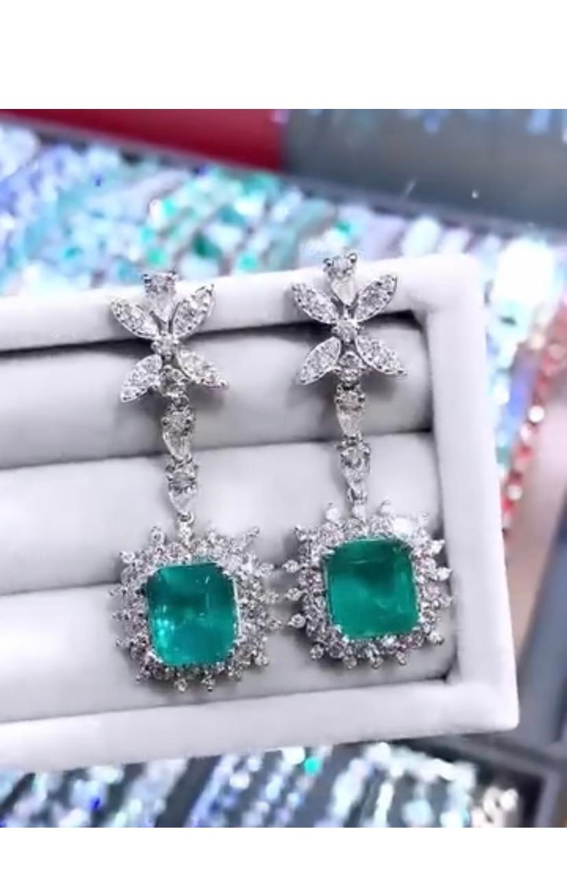 Smeraldi dello Zambia certificati AIG da 9.00 carati  Orecchini con diamanti da 4,00 carati in oro 18k In condizioni Nuovo in vendita a Massafra, IT
