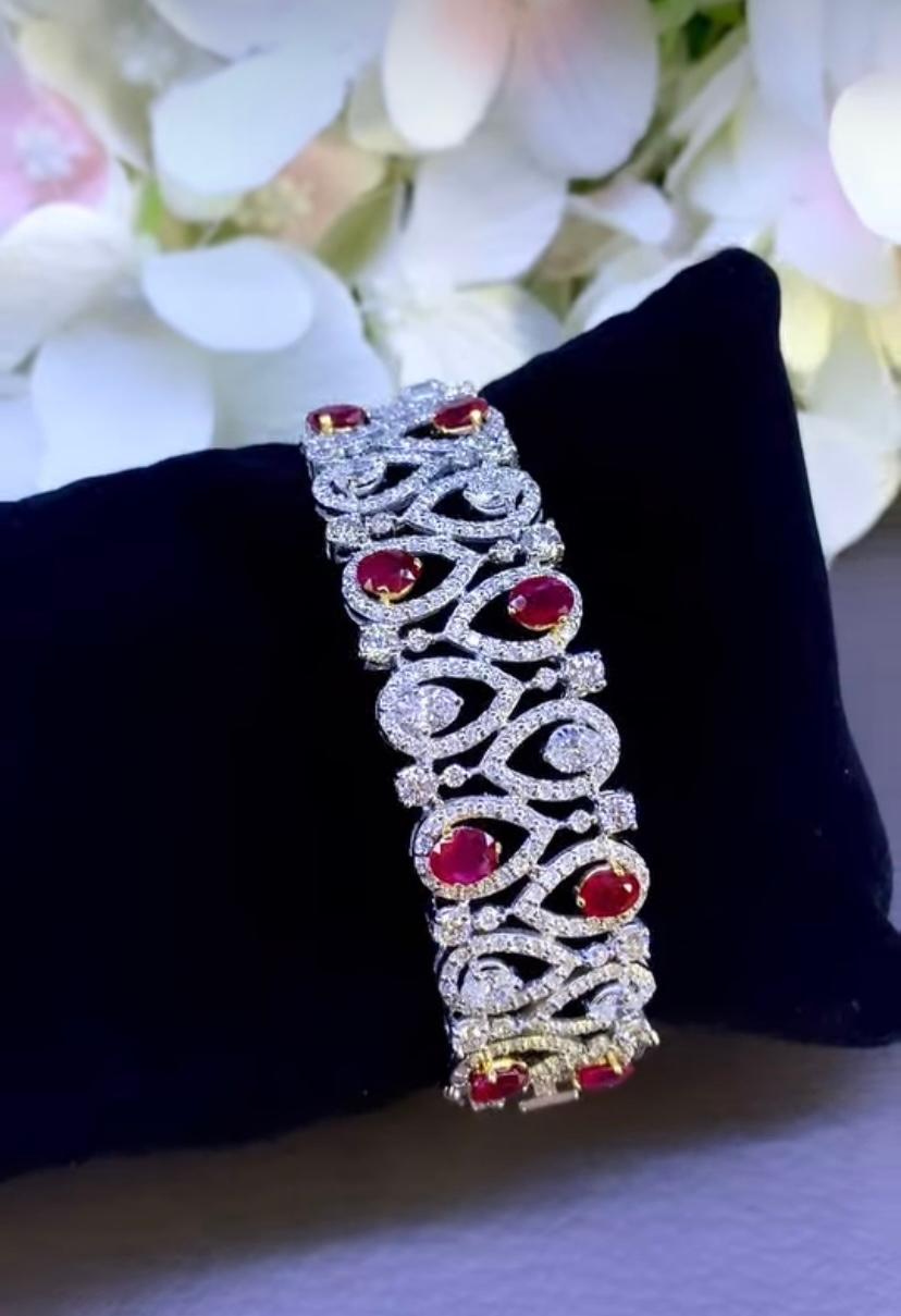 Élevez votre élégance avec notre superbe bracelet contemporain en rubis et diamants.
Chaque rubis est parfaitement assorti, créant une harmonie de couleurs et d'éclat. Les diamants exquis ajoutent une  de lumière et de luxe, faisant de cette pièce