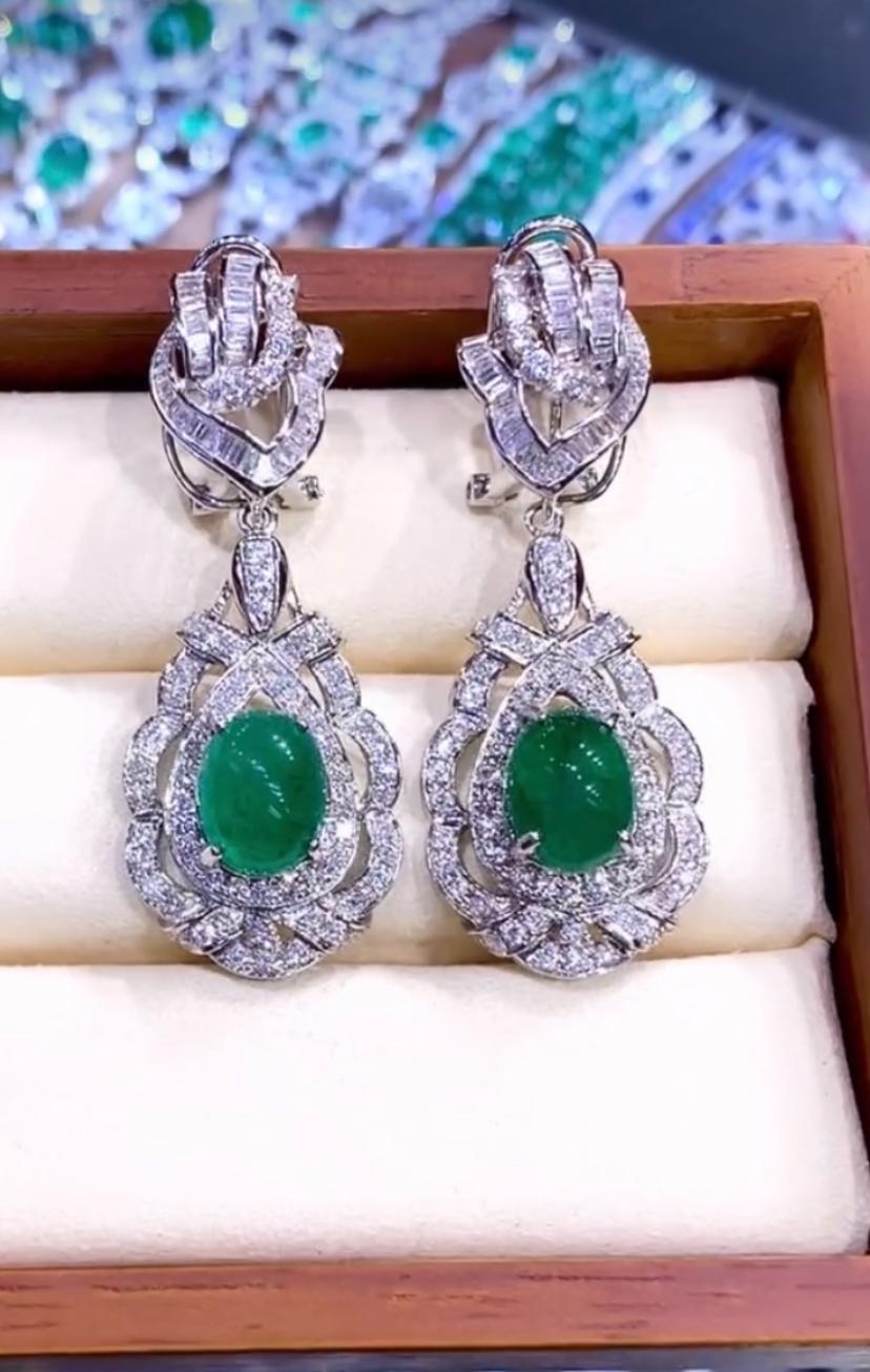 Orecchini con smeraldi e diamanti unici ed eleganti.
Gli smeraldi dello Zambia sono disposti a forma di delicati  circondato da diamanti scintillanti che aggiungono un tocco di raffinatezza.
La lavorazione intricata e i colori vivaci rendono questi