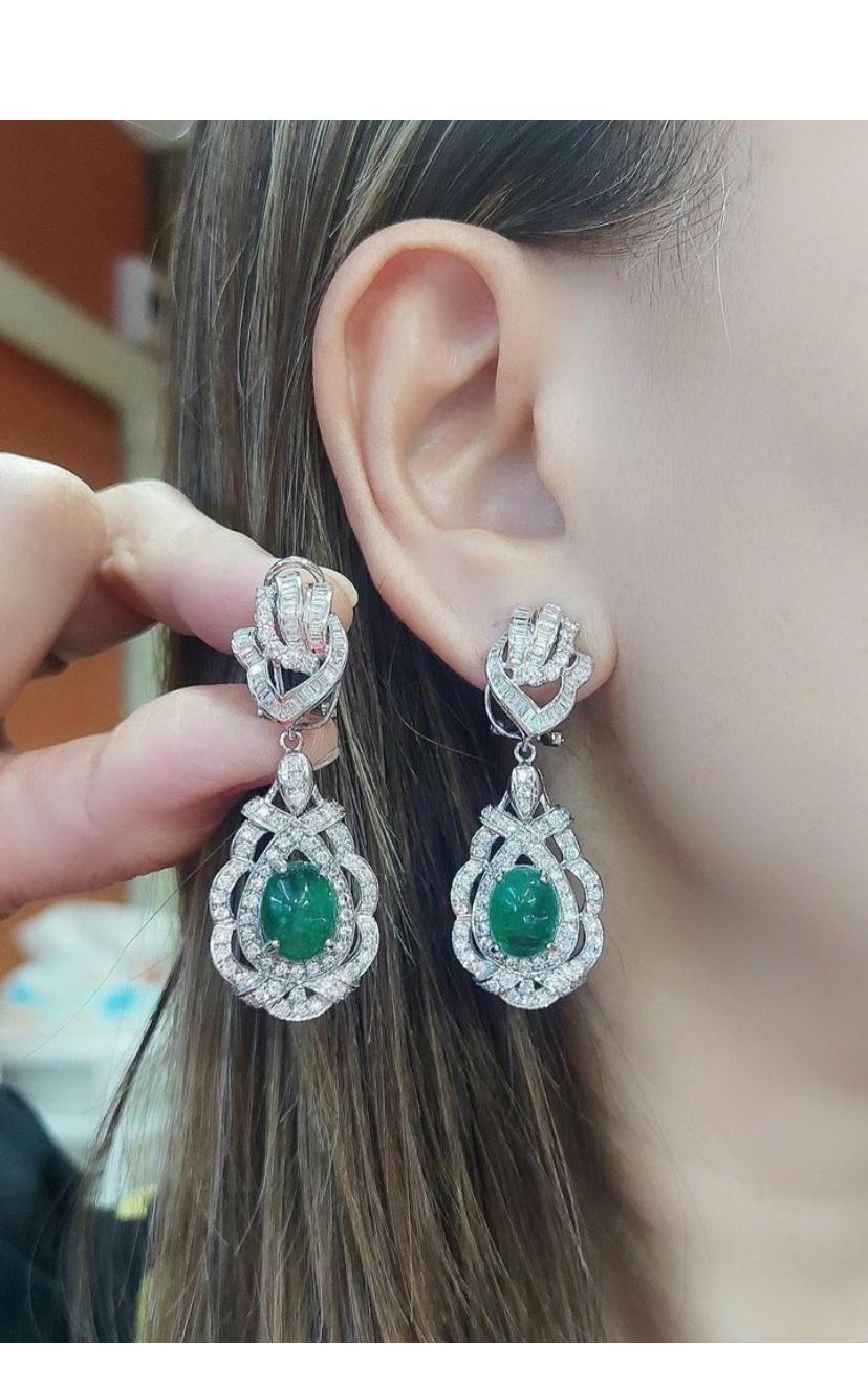Orecchini in oro 18K con smeraldi dello Zambia certificati AIG da 9,00 carati e diamanti da 4,00 carati In condizioni Nuovo in vendita a Massafra, IT